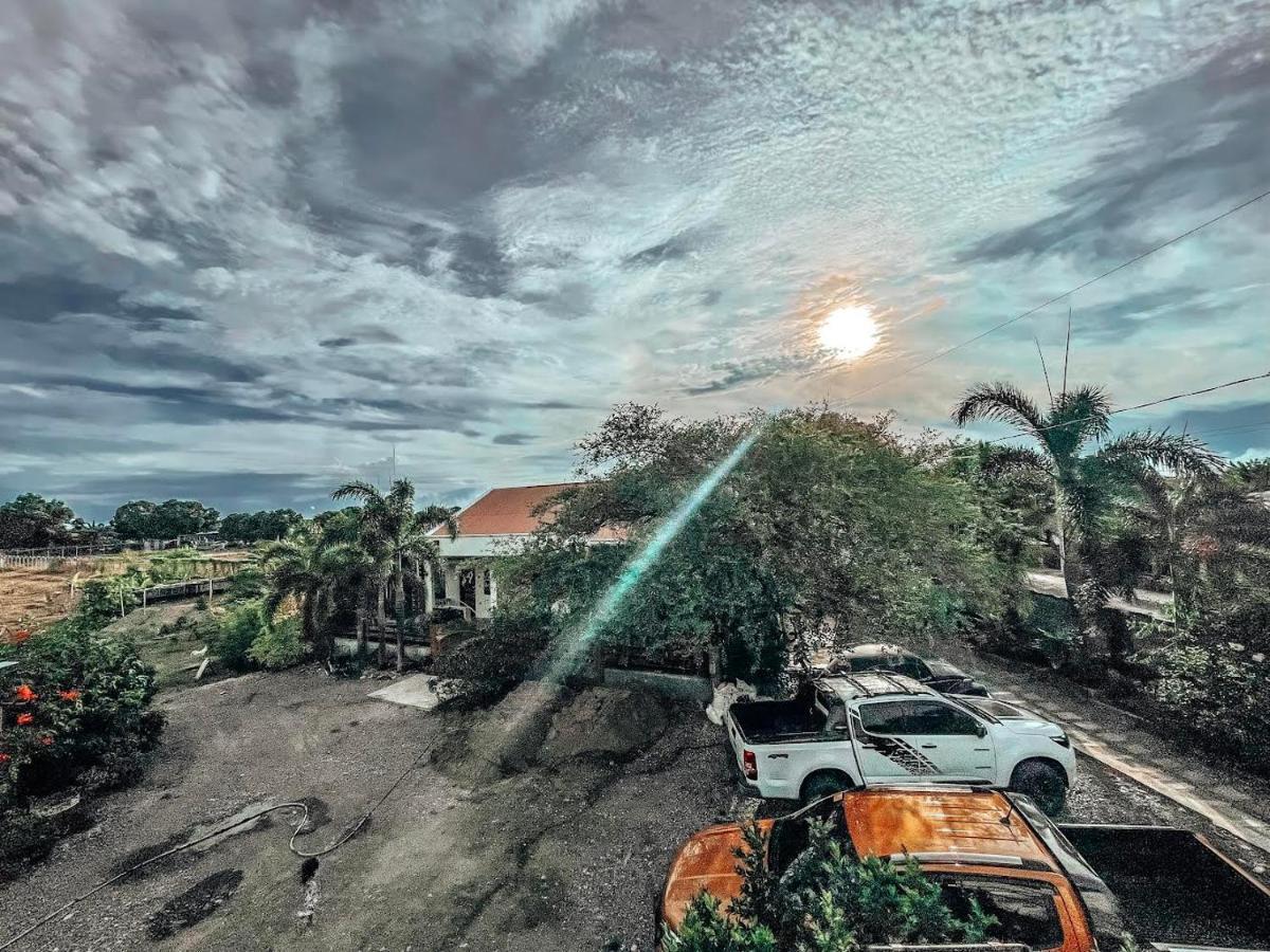 Airport View Hotel Vigan Bagian luar foto